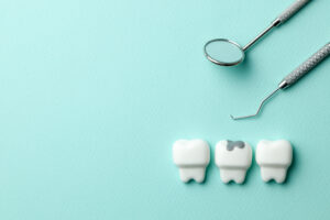 健康な歯と虫歯と治療器具