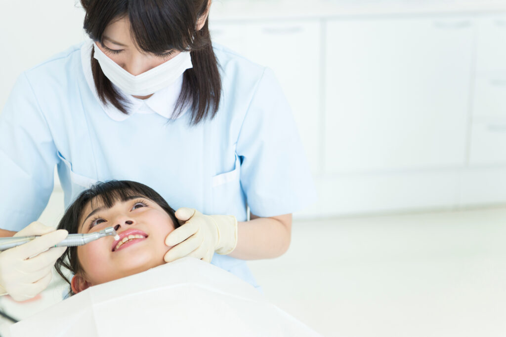 子供の歯の治療をする歯科衛生士