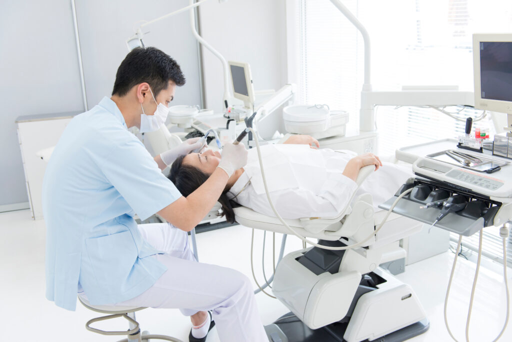 歯科医院で治療を行う男性歯科医師