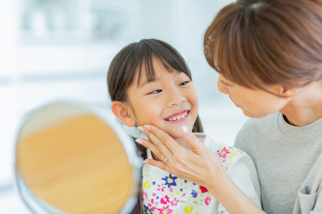 虫歯をチェックする親子