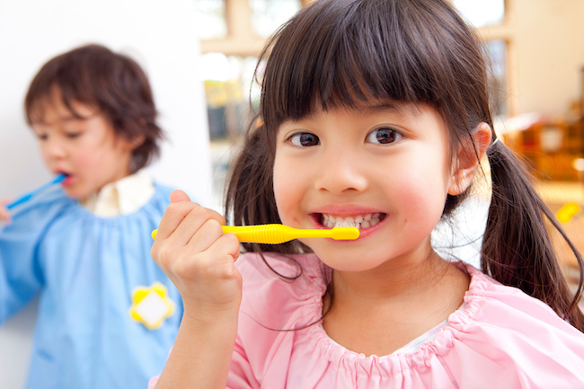 歯磨きをする幼稚園児