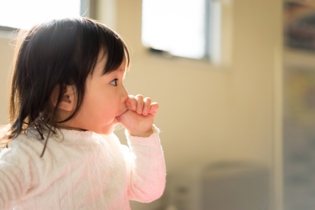 指しゃぶりをしている子ども
