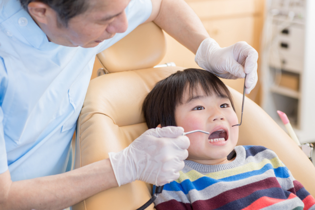 出っ歯にならないように虫歯予防をしている子ども