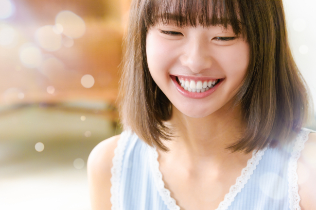 ワイヤー矯正後のリテーナーで綺麗な歯並びを維持する女性