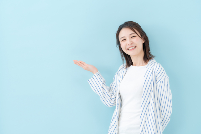 ワイヤー矯正のリテーナーの種類について紹介する女性
