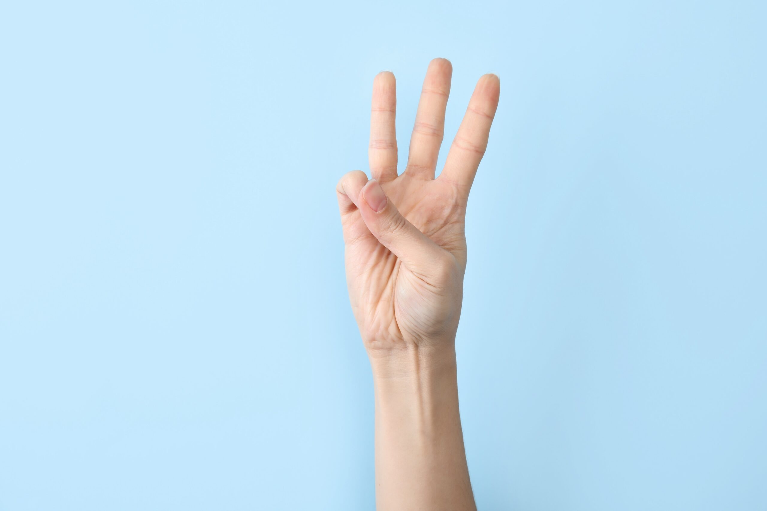 マウスピース矯正3つを指す手