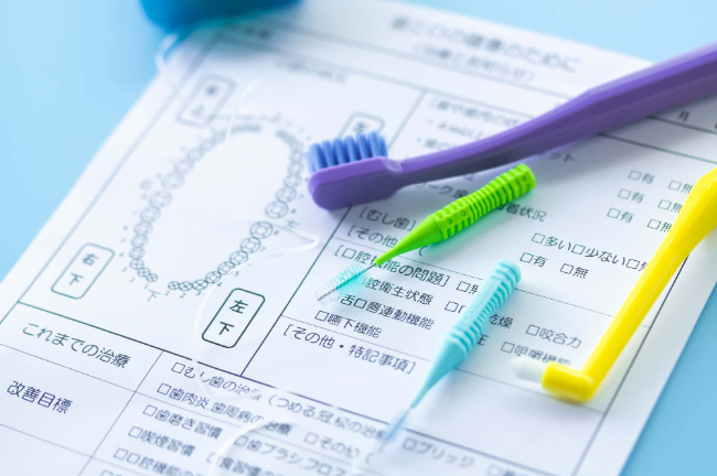 歯周病の進行を抑える為のデンタルケアと歯科検診のイメージ