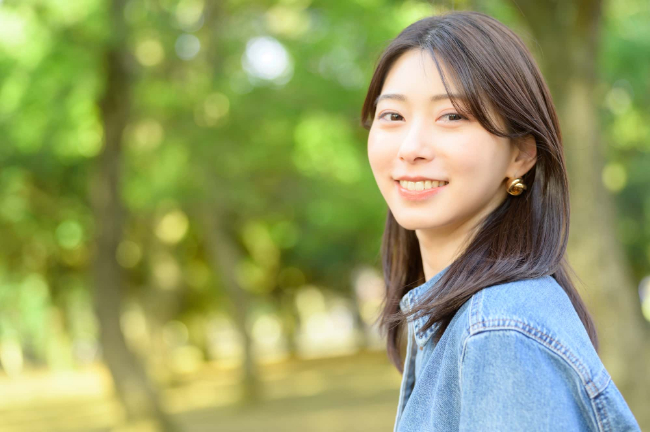 セラミック素材で治療した金属アレルギーの女性のイメージ
