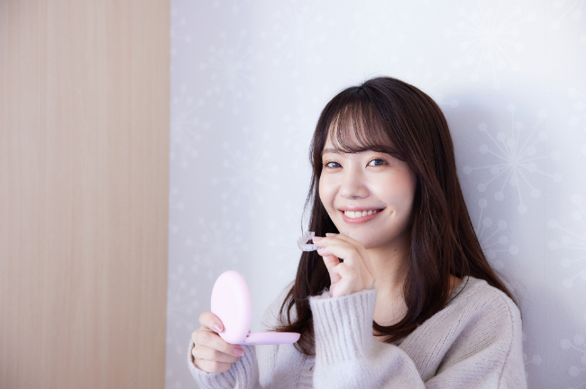 適切な使用でマウスピース矯正を続ける女性