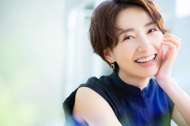 すきっ歯をマウスピース矯正で治療し笑顔の女性