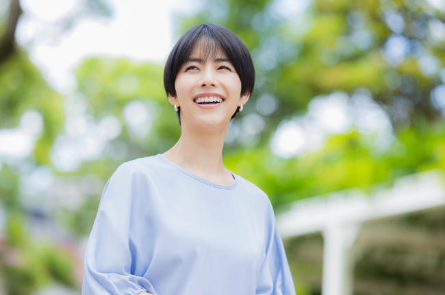 出っ歯をマウスピース矯正で治療し笑顔に自信がでた女性