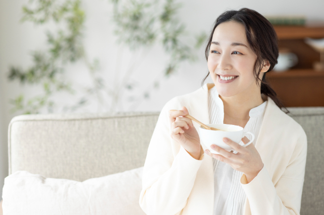根管治療を終え安心した笑顔で食事をいただく女性