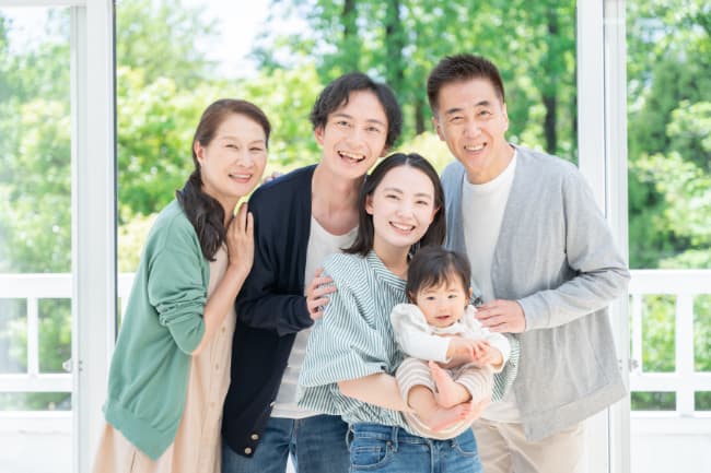 笑顔の三世代家族