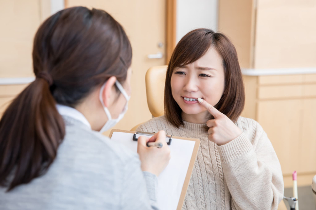 マウスピース矯正で治療できるか歯医者で相談する女性