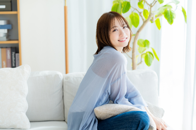 親知らずの虫歯を治療して笑顔で過ごす女性