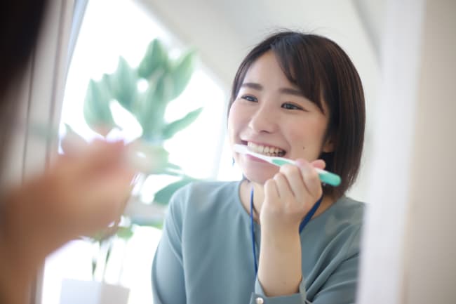 丁寧に歯磨きする女性