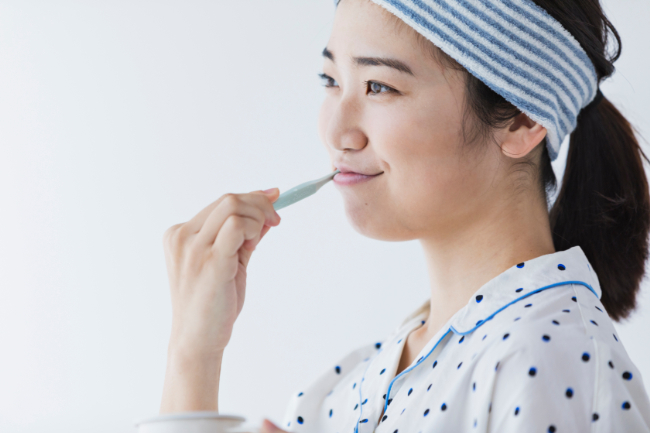 親知らずの虫歯を予防するために歯磨きを欠かさない女性