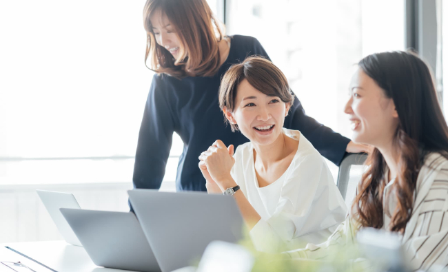 笑顔で仕事する女性