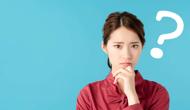 インビザライン矯正中は滑舌が悪くなるか考える女性