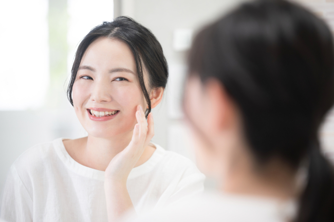 セラミックの美しい仕上がりに喜ぶ女性