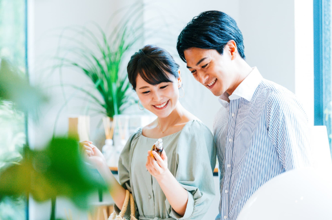 笑顔でショッピングを楽しむ夫婦