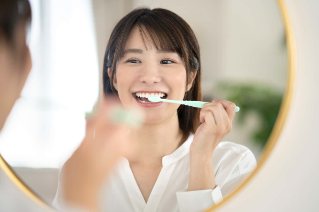 歯を失わないために正しい歯みがきをする女性