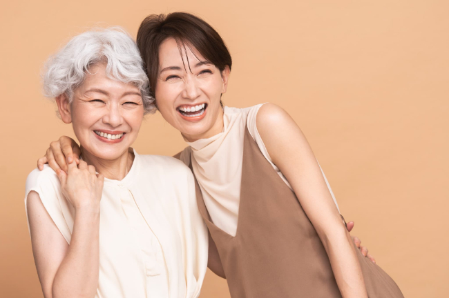 仲良しな年齢を重ねた母親と娘