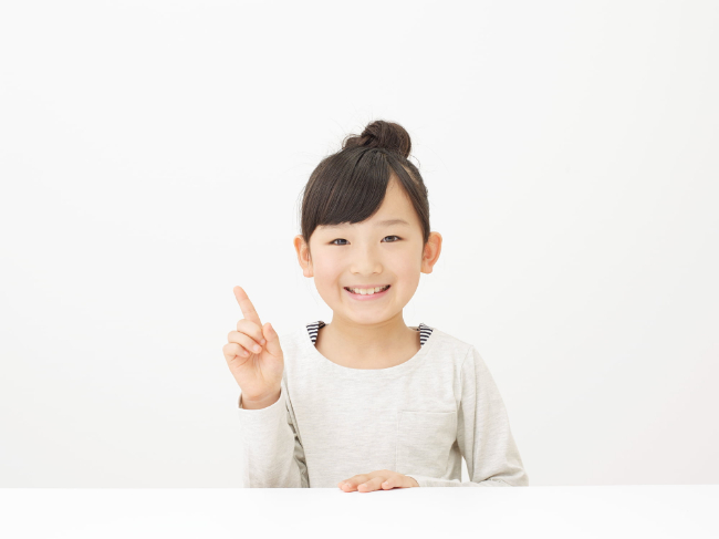 インビザライン・ファーストの装着条件について説明する女の子