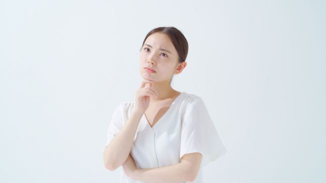 マウスピース矯正で失敗しないか悩む女性