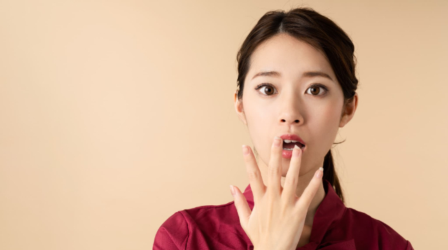 喫煙がもたらす口腔内への影響に驚く女性