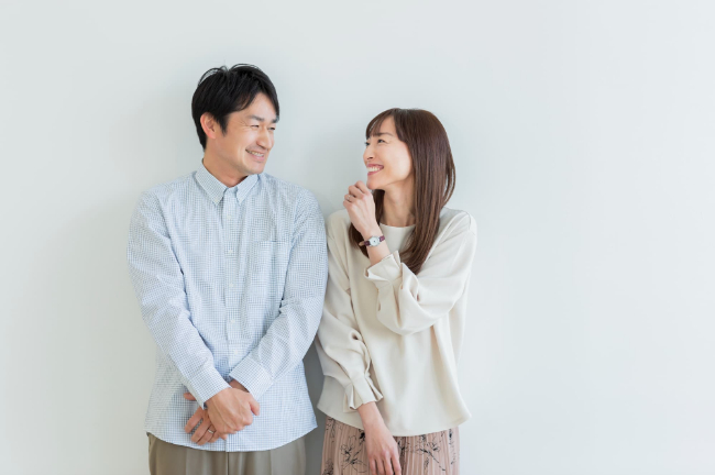 微笑み合う夫婦