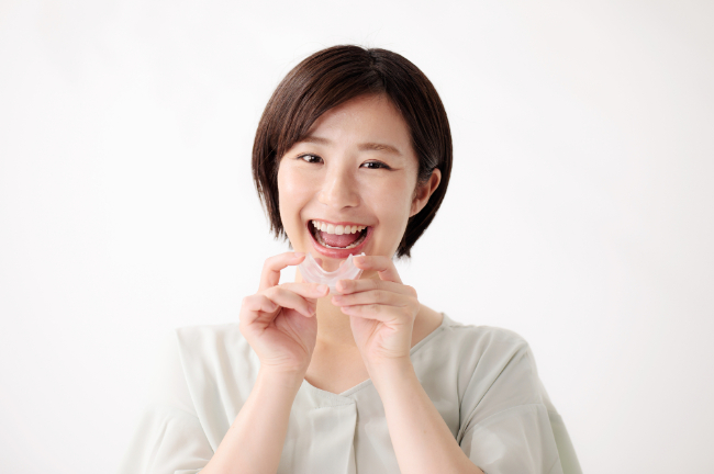 虫歯を治療してマウスピース矯正を継続する女性
