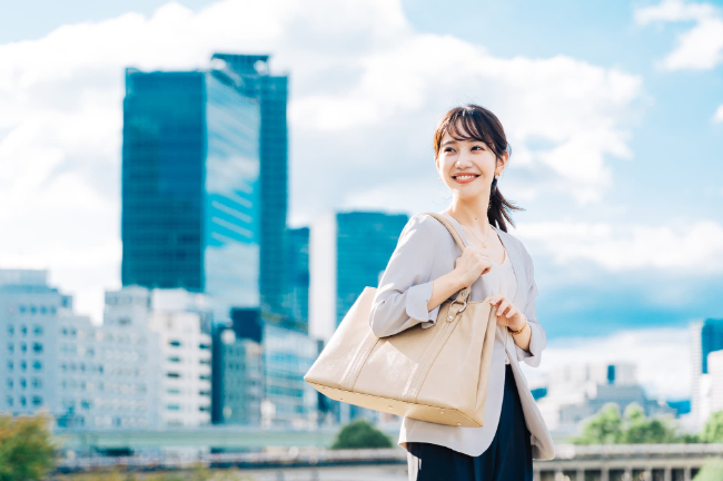 ビジネス街を歩く笑顔の女性