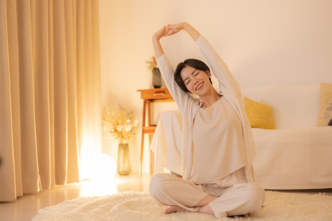 就寝前に軽いヨガでリラックスする女性