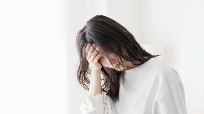 ストレスがたまりうつむく女性