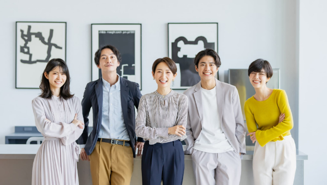 笑顔で集合写真を撮る男女