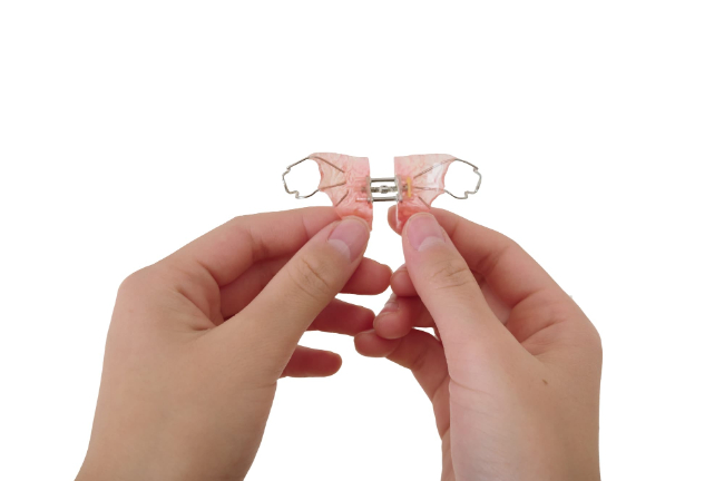 床矯正を持つ手