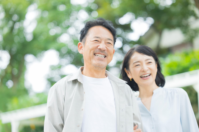 根管治療を終えて散歩を楽しむ夫婦