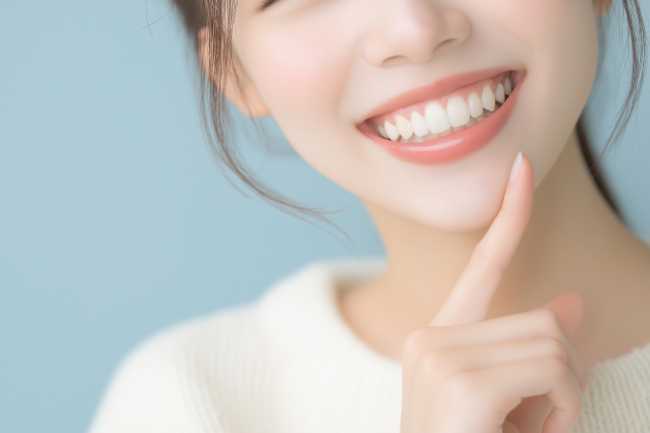 歯の被せ物の治療が終わり笑顔に自信が出た女性