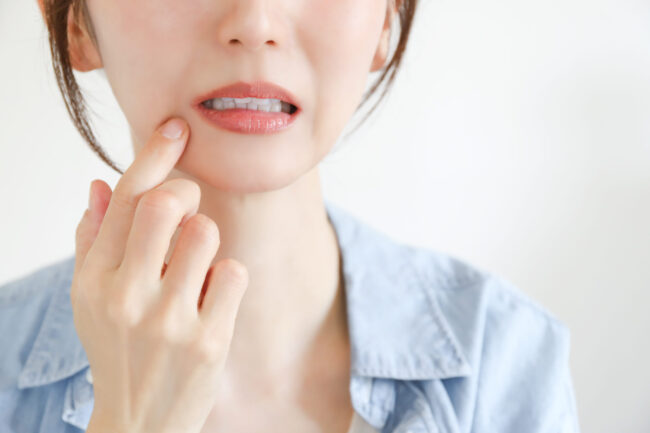 歯ぎしりを気にしている女性