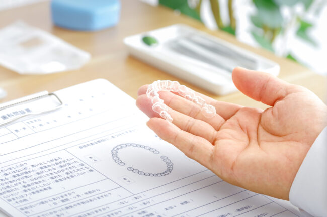 インビザライン矯正中に歯ぎしりをしてしまう場合の対処法を説明する歯科医師