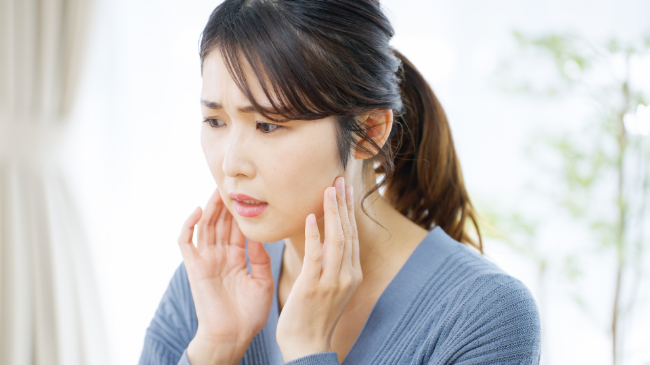 顎関節症を心配している女性