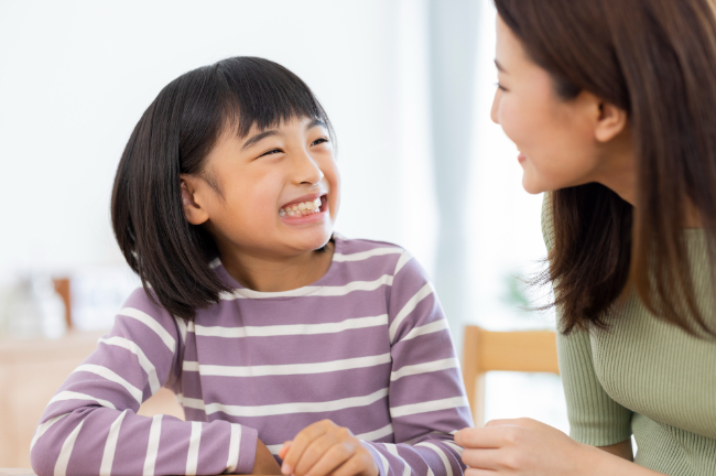 すきっ歯を治療して母親と笑い合う女の子