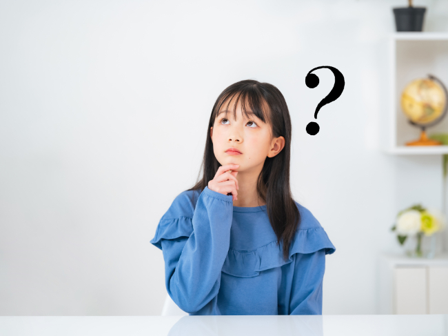 子どものすきっ歯はどうやって治療するのか考える女の子