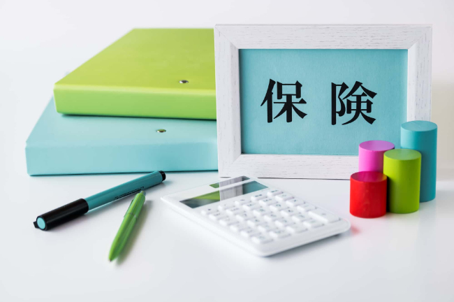 審美歯科治療の費用は保険の対象になるのか説明するイメージ