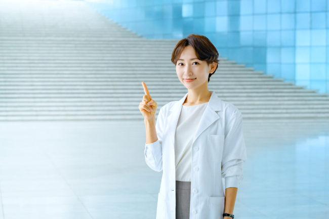 セラミックの歯が割れたときの対処方法について説明する女性