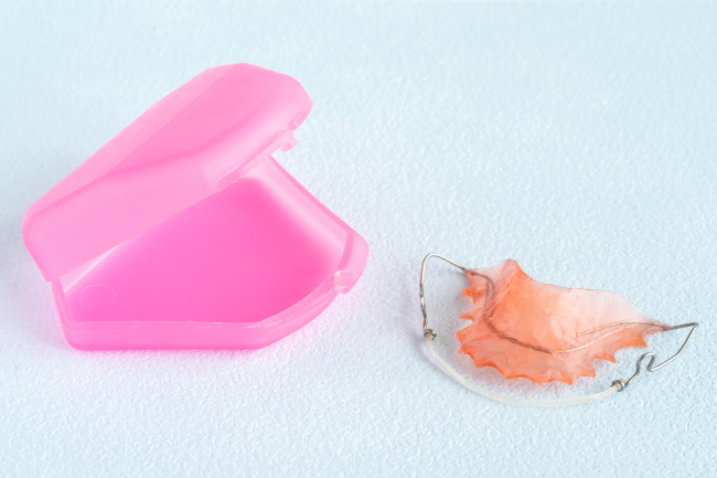 机に置かれた床矯正の装置