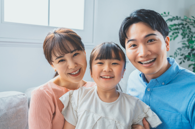 受け口を矯正して嬉しそうに笑う親子