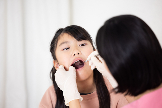 歯科医院で診察を受ける女の子