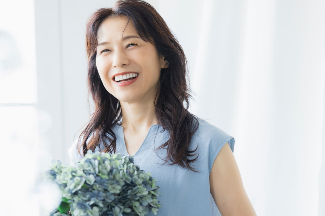 審美歯科で前歯がきれいになった笑顔の女性